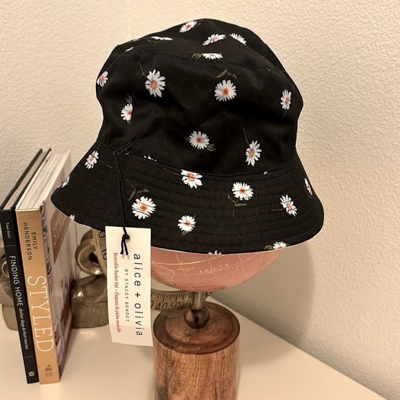 Alice + Olivia by Stacey Bendet Reversible Bucket Hat Daisy Floral New w/ tags! - Picture 3 of 8
